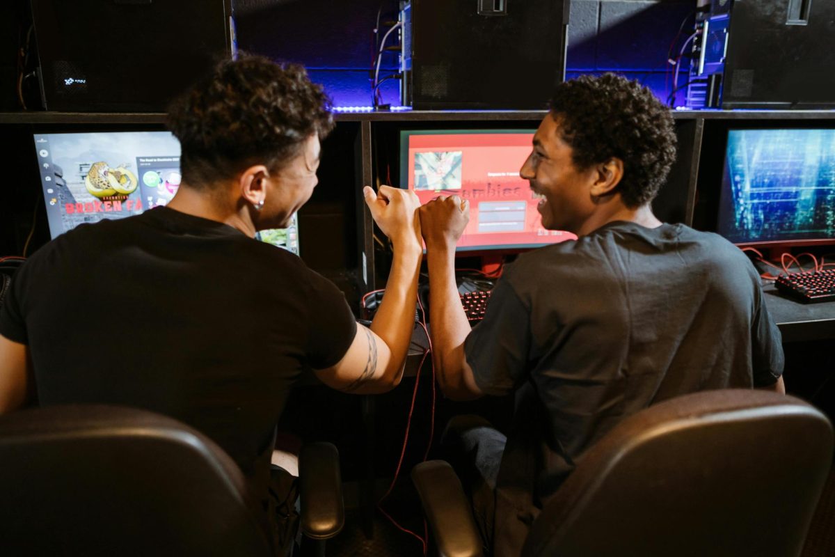 men-playing-computer-games